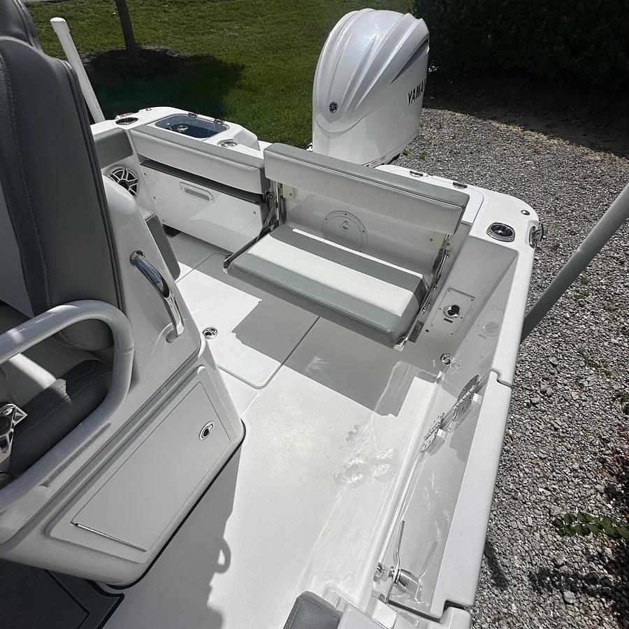 2024 Everglades 235 Center Console