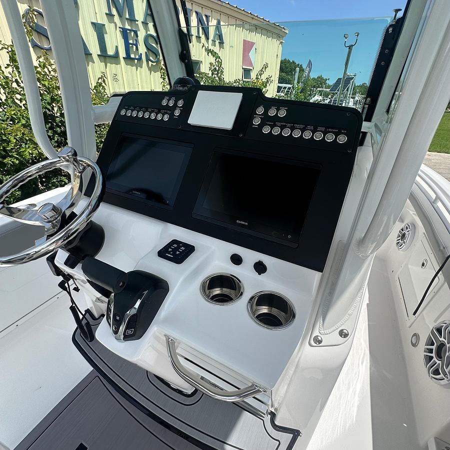2024 Everglades 235 Center Console