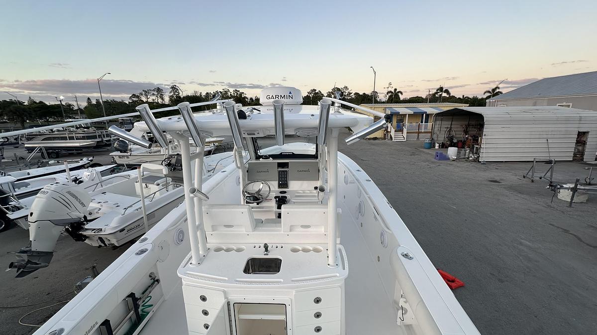 Used 2016 Everglades 325 Center Console