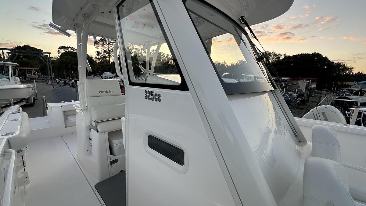 Used 2016 Everglades 325 Center Console