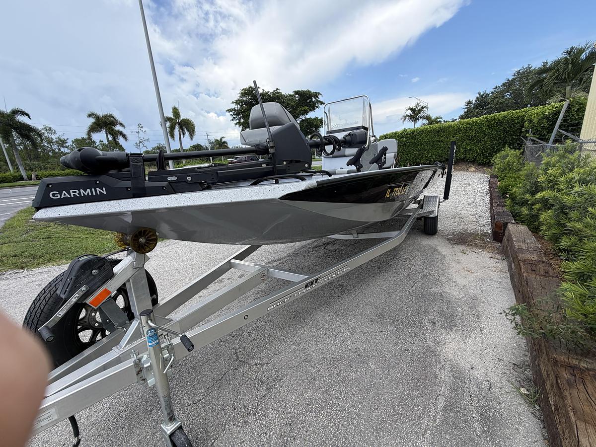 Used 2023 Xpress H20B Bay