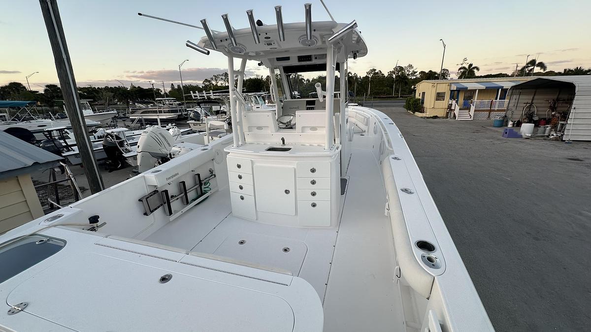 Used 2016 Everglades 325 Center Console