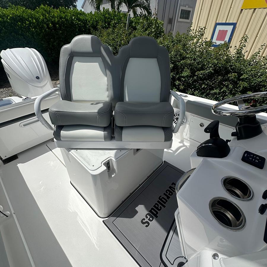2024 Everglades 235 Center Console