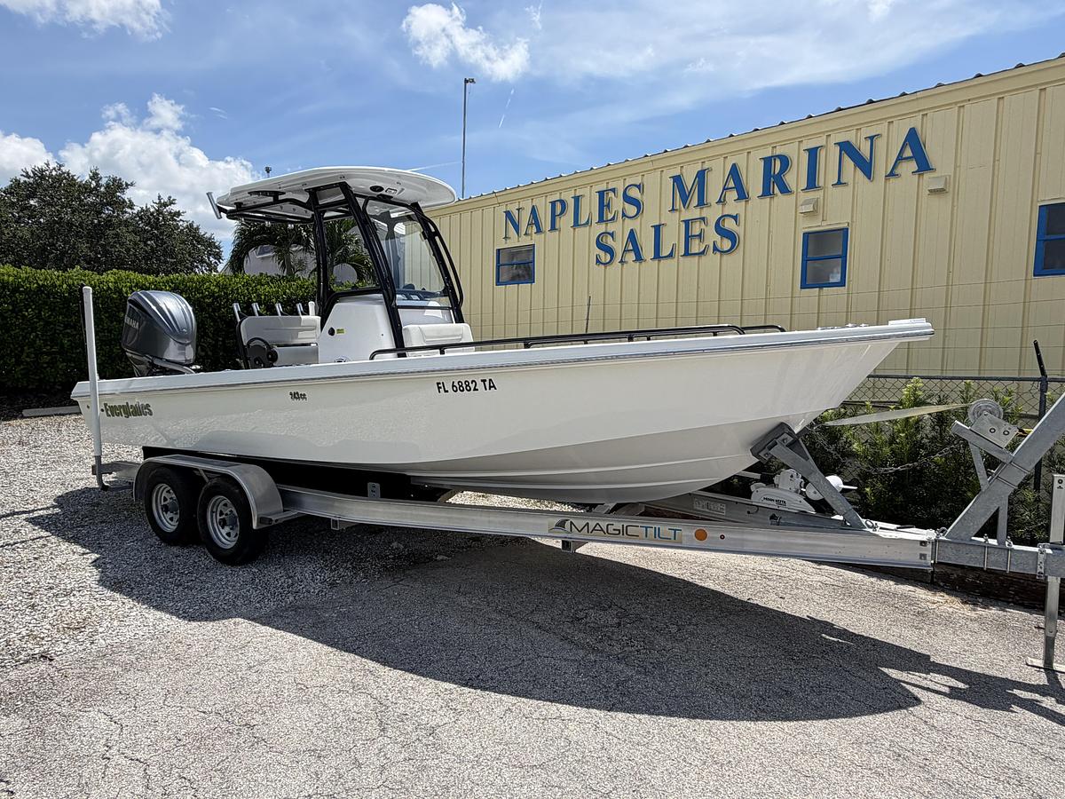 Used 2021 Everglades 243CC