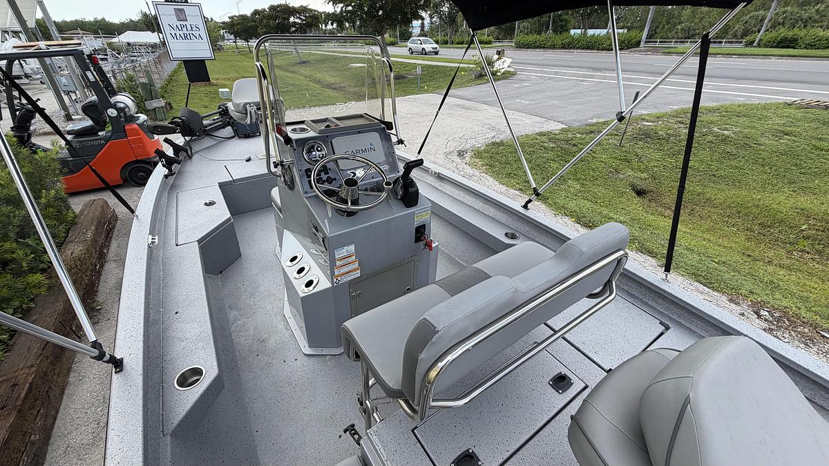 Used 2023 Xpress H20B Bay