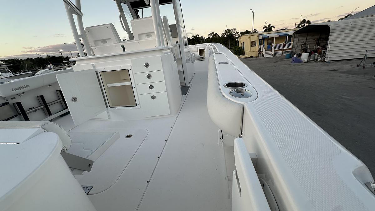 Used 2016 Everglades 325 Center Console