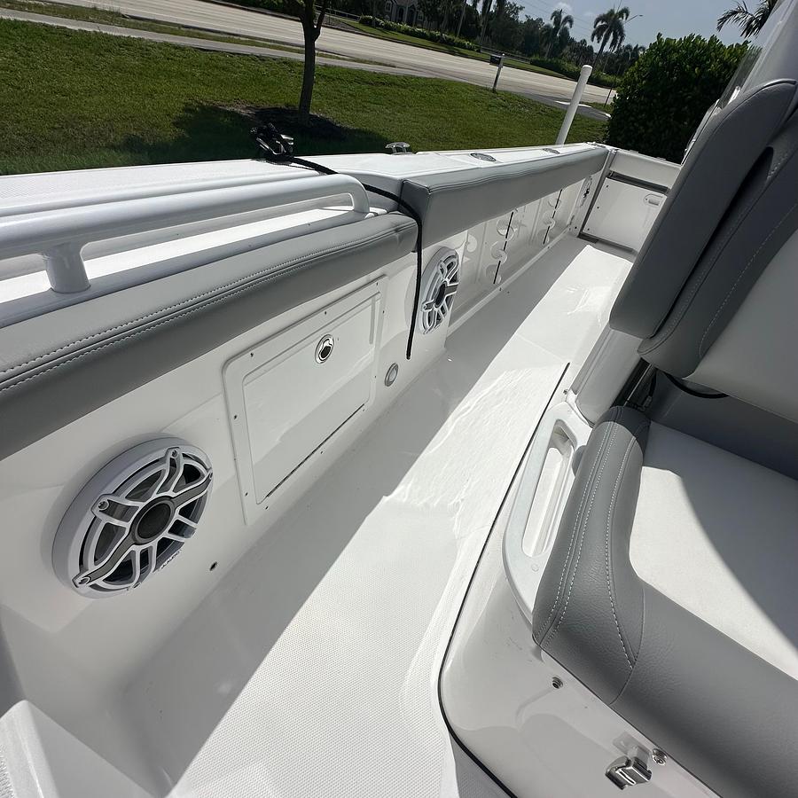 2024 Everglades 235 Center Console