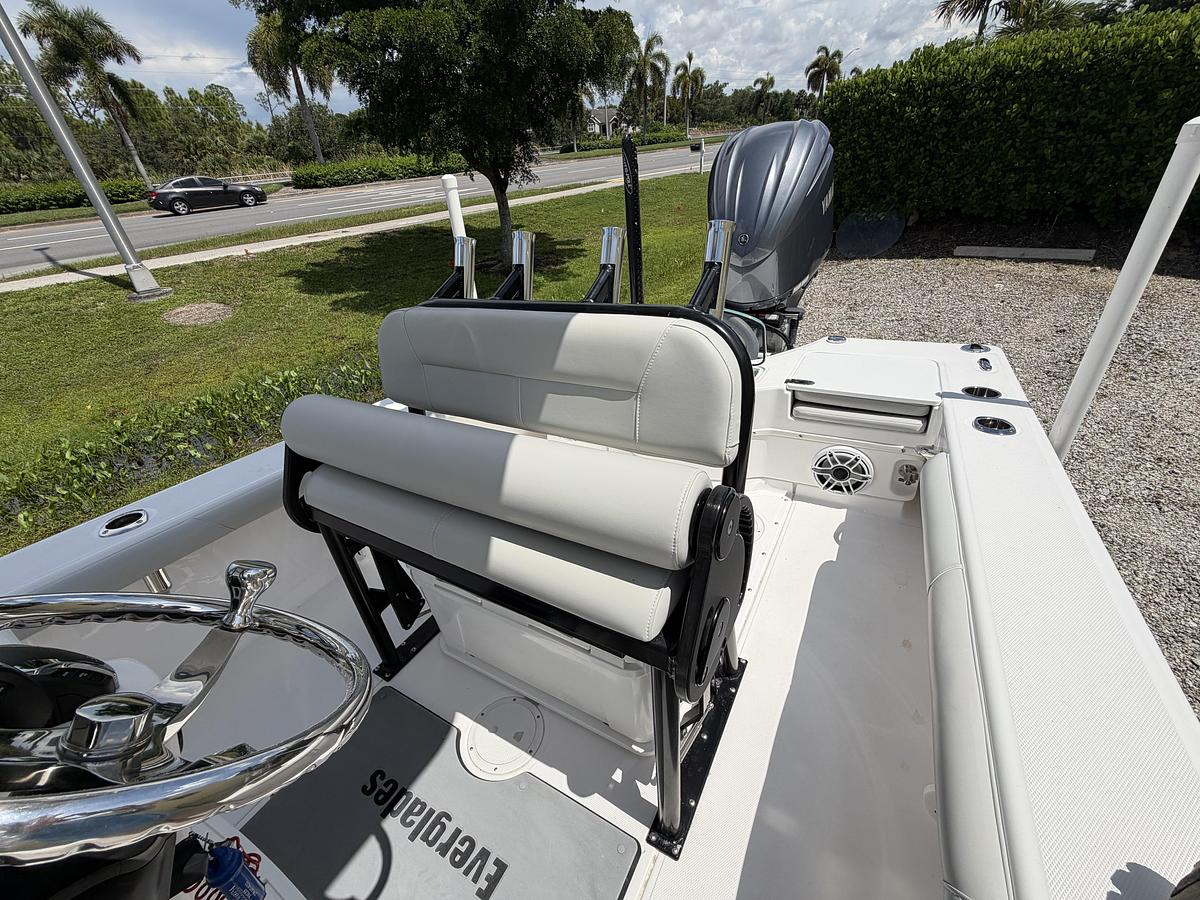 Used 2021 Everglades 243CC