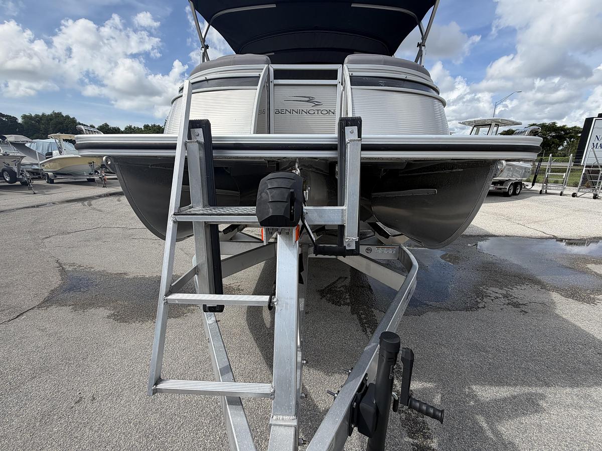 Used 2018 Bennington 25 QX