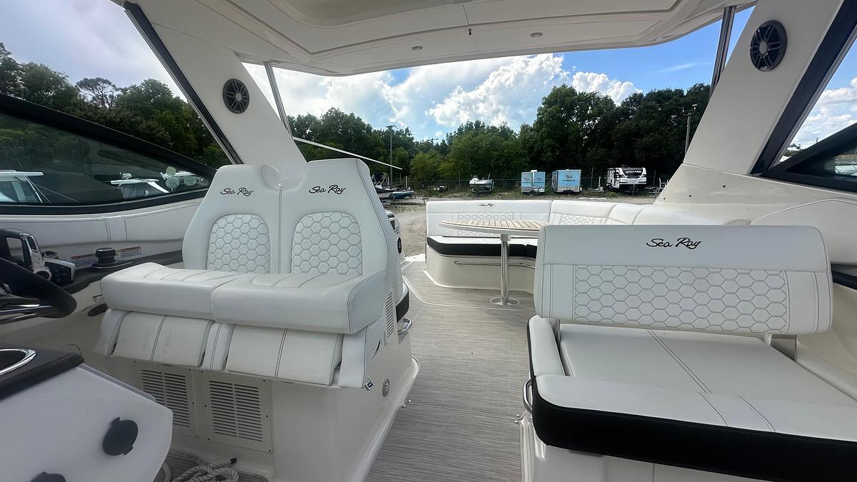 Used 2023 Sea Ray Sundancer 320 Outboard