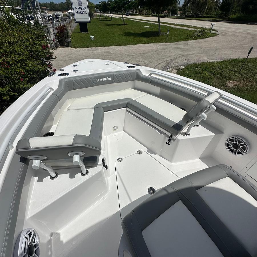 2024 Everglades 235 Center Console