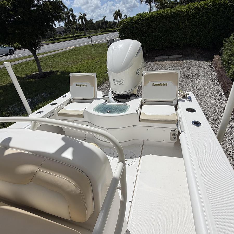 Used 2007 Everglades 243CC