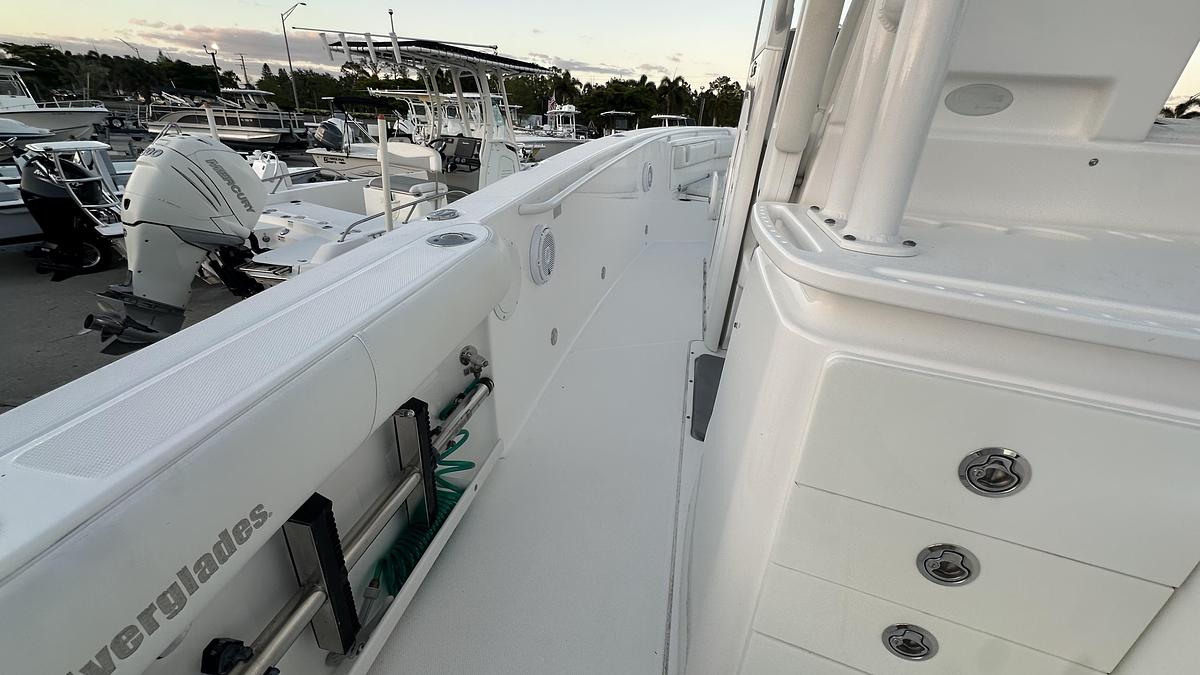 Used 2016 Everglades 325 Center Console