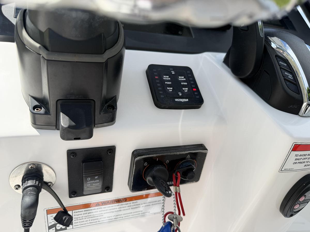 Used 2021 Everglades 243CC
