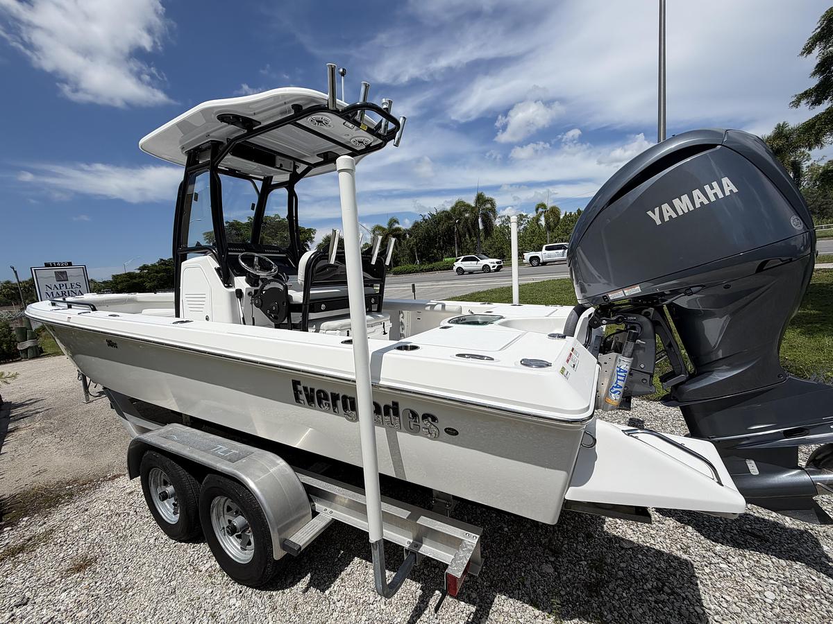 Used 2021 Everglades 243CC