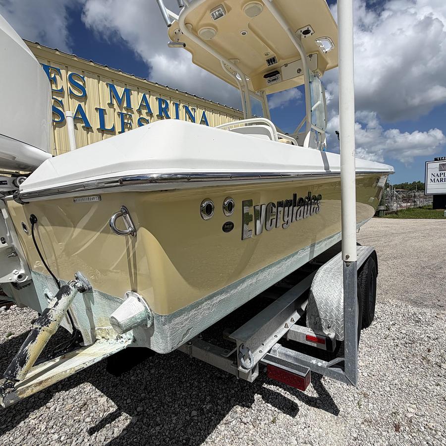 Used 2007 Everglades 243CC