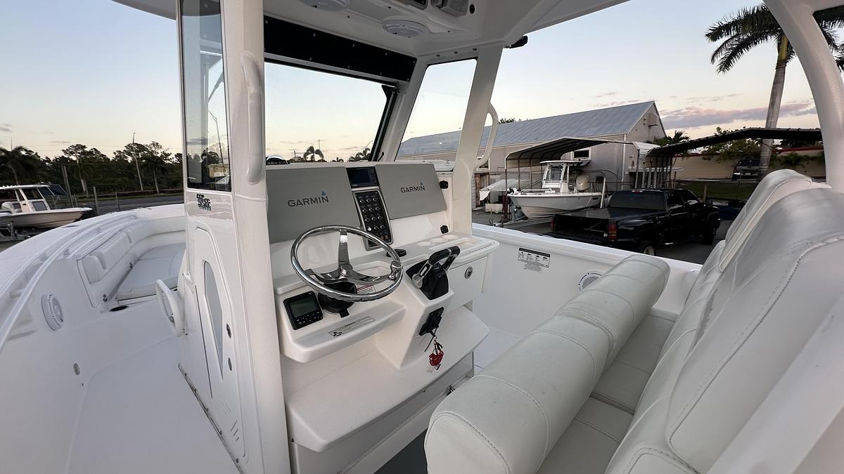 Used 2016 Everglades 325 Center Console