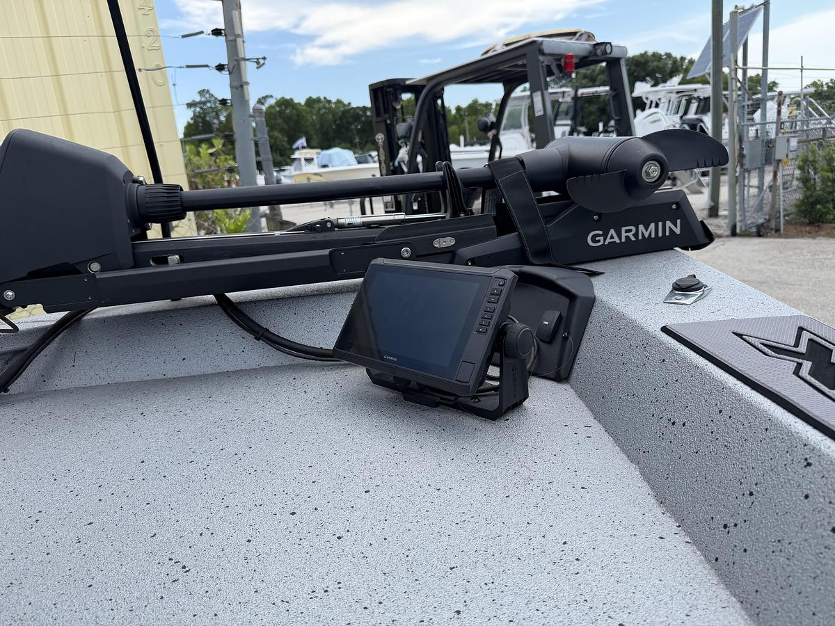 Used 2023 Xpress H20B Bay