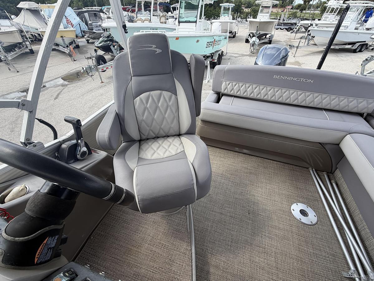 Used 2018 Bennington 25 QX