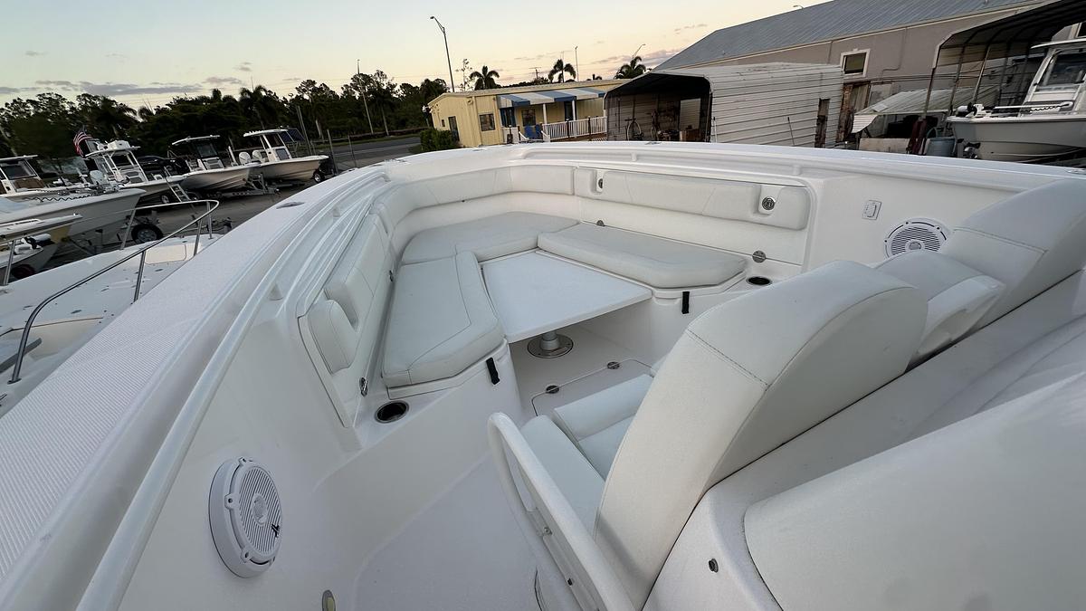 Used 2016 Everglades 325 Center Console