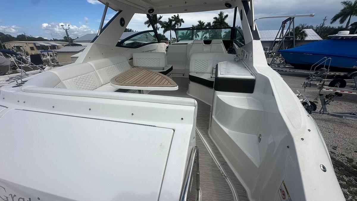 Used 2023 Sea Ray Sundancer 320 Outboard