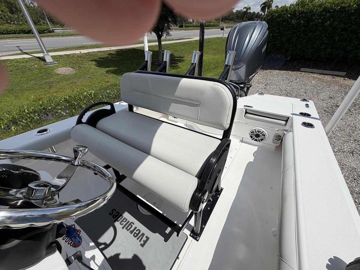 Used 2021 Everglades 243CC