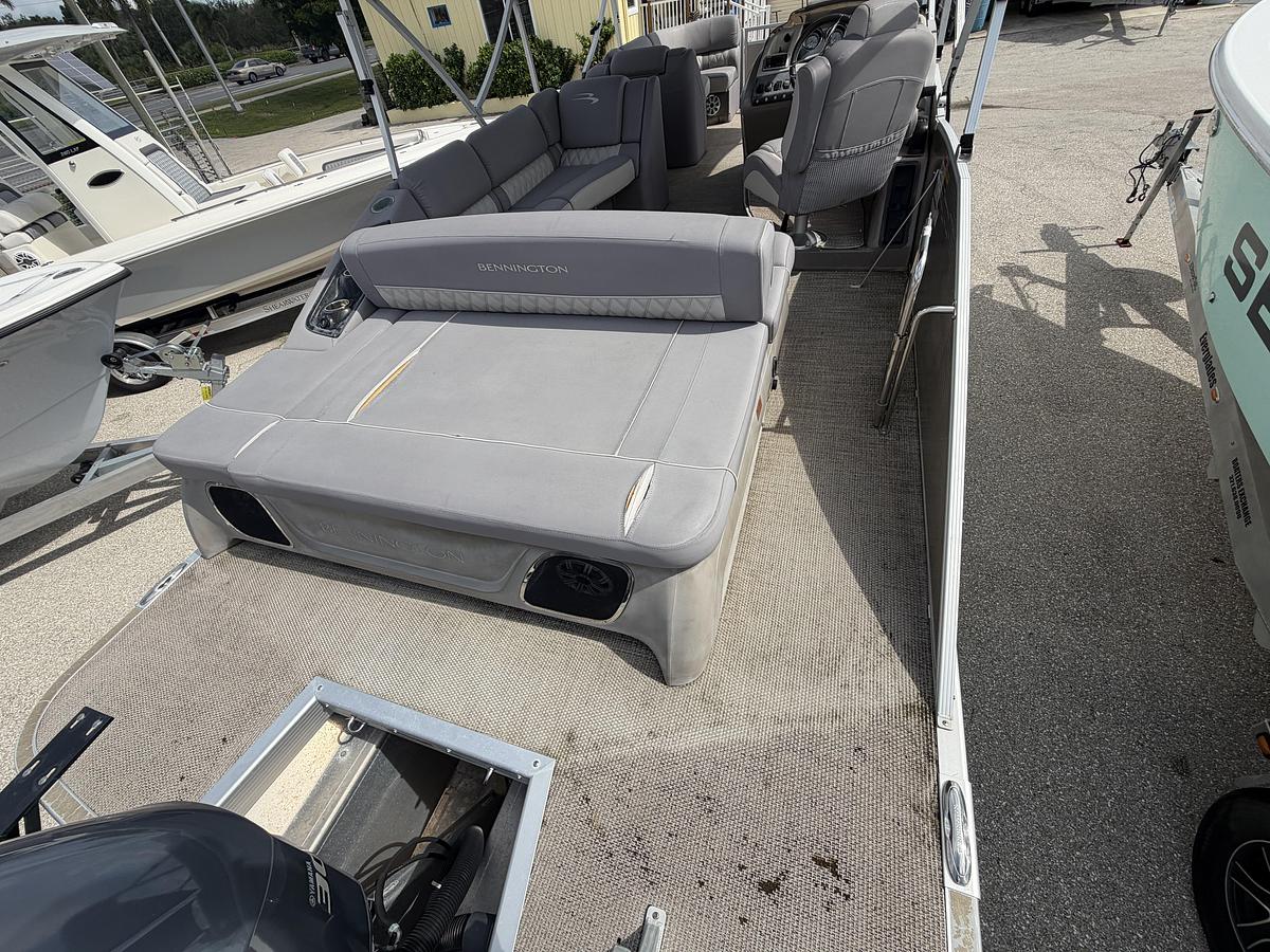 Used 2018 Bennington 25 QX