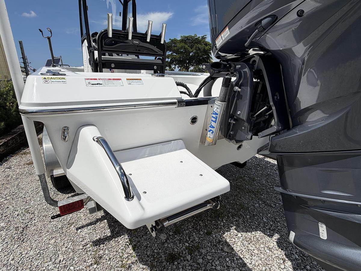 Used 2021 Everglades 243CC