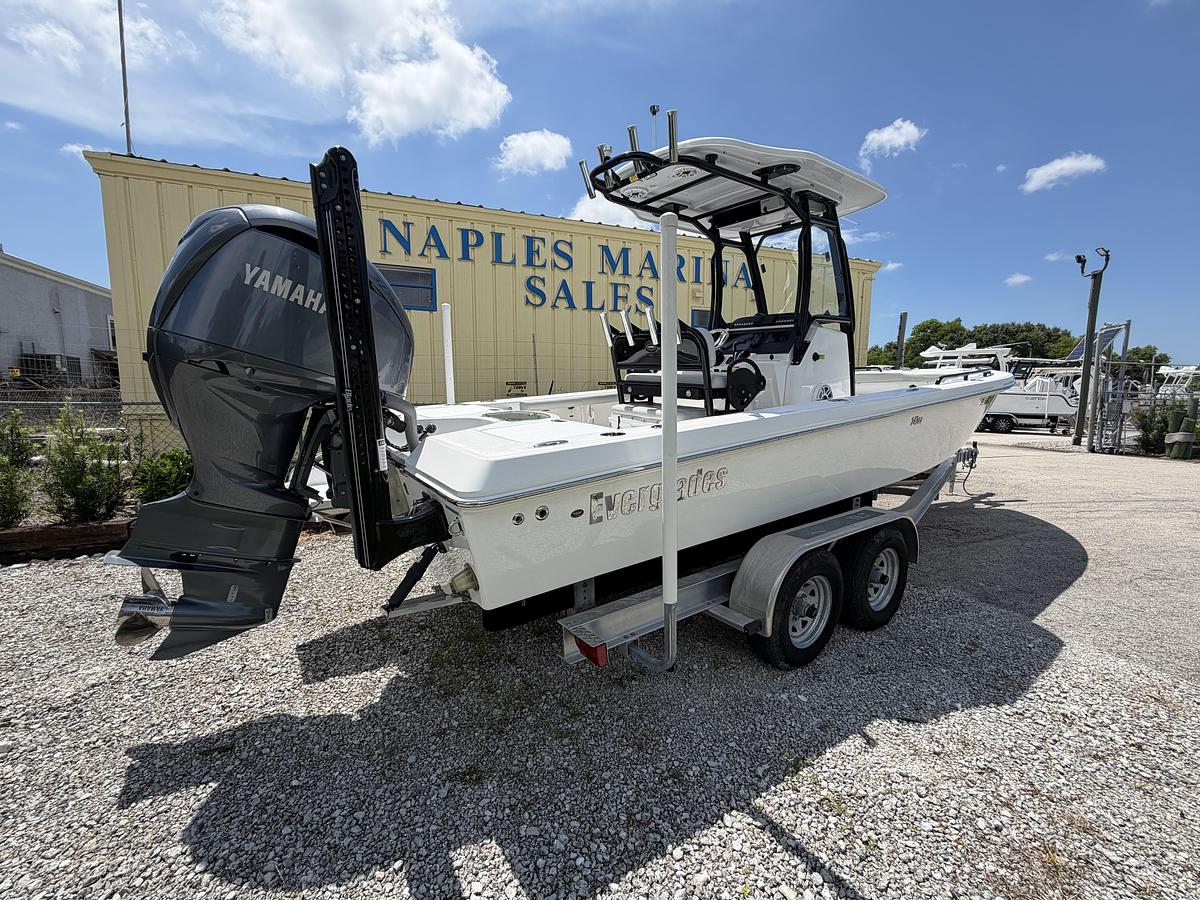 Used 2021 Everglades 243CC