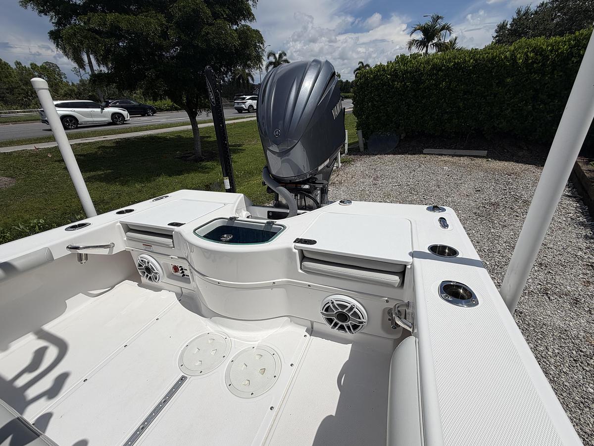 Used 2021 Everglades 243CC