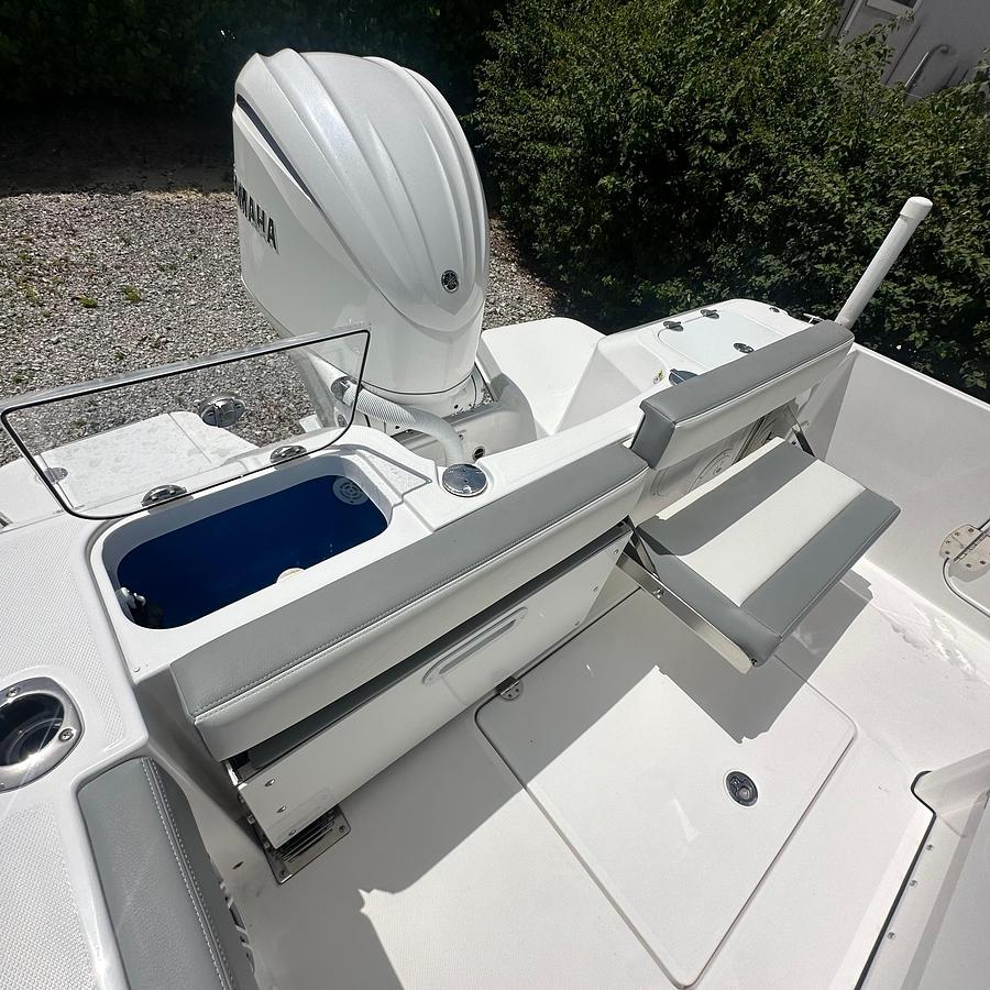 2024 Everglades 235 Center Console