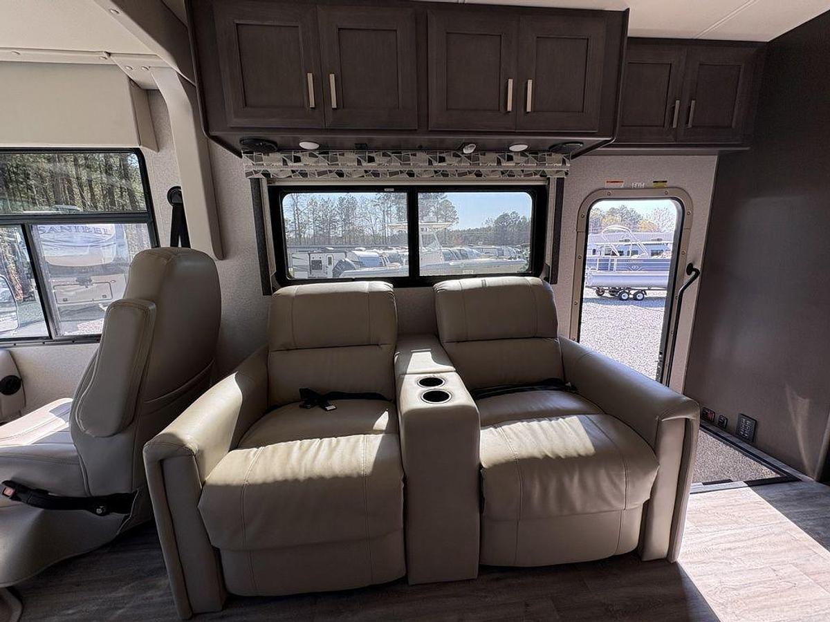 Used 2023 Thor Motor Coach Miramar 34.6