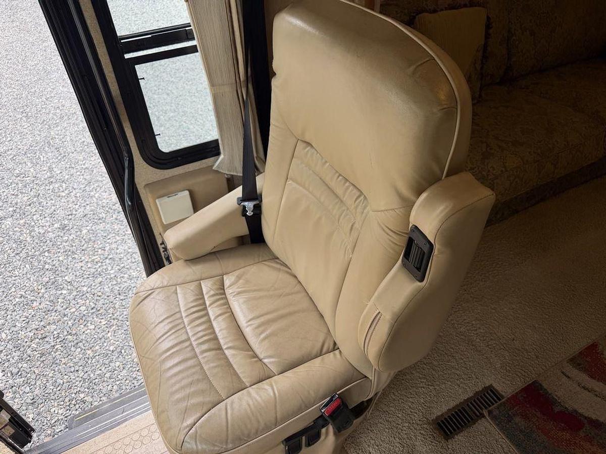 Used 2007 Winnebago Journey 39K