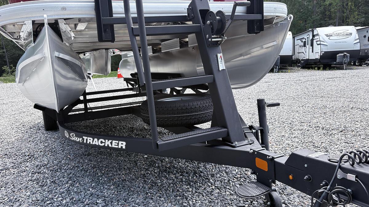 Used 2025 Suntracker Party Barge 18 DLX