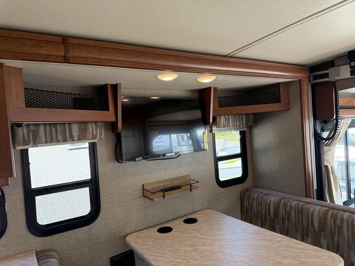 Used 2018 Winnebago Vista 27PE