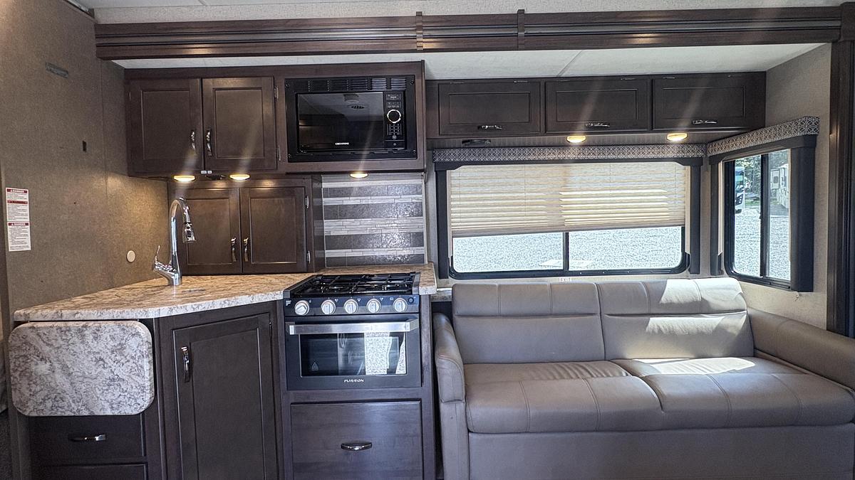 Used 2020 Thor Chateau