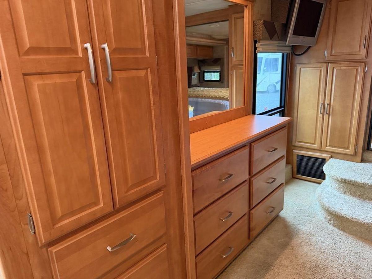 Used 2007 Winnebago Journey 39K