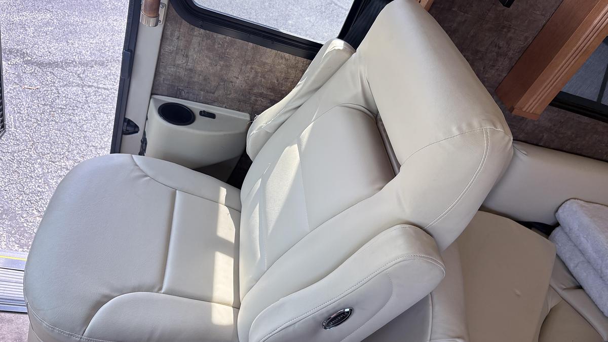 Used 2011 Tiffin Breeze M-28BR