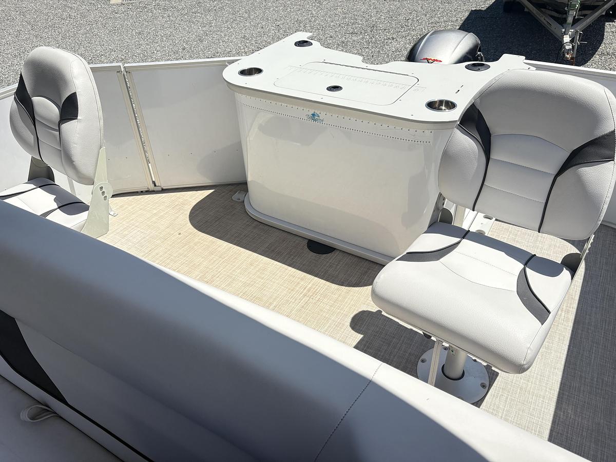 Used 2022 Sun Tracker Select 22RF