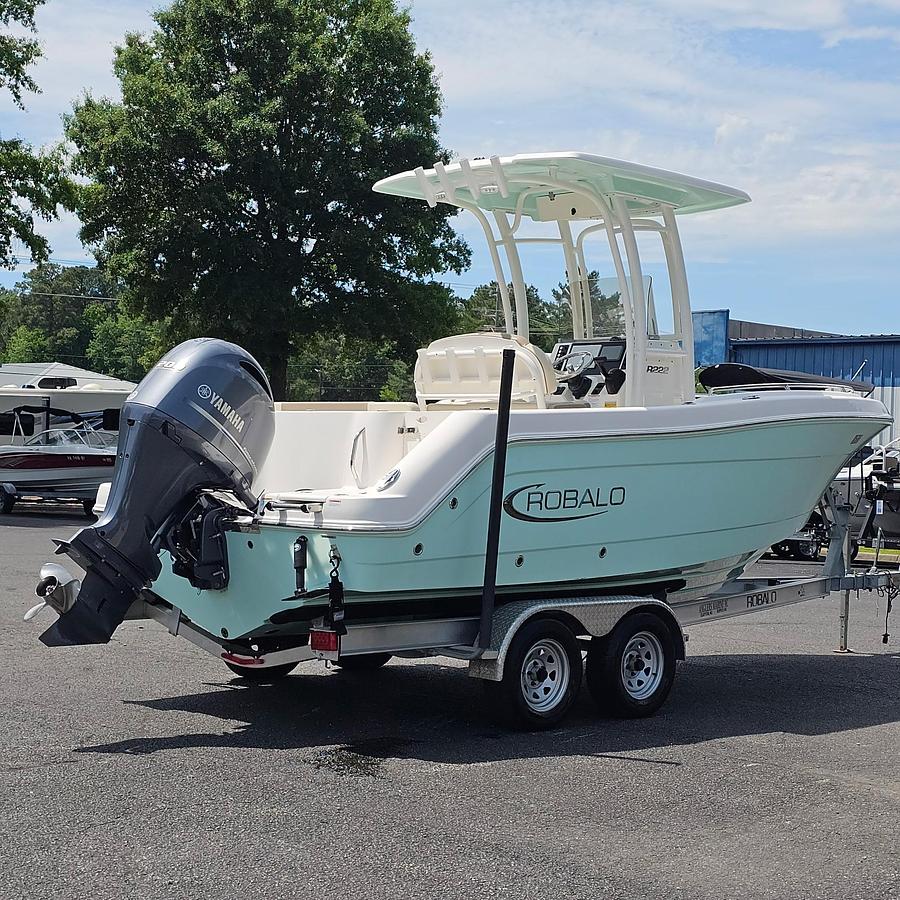 Used 2023 Robalo R222