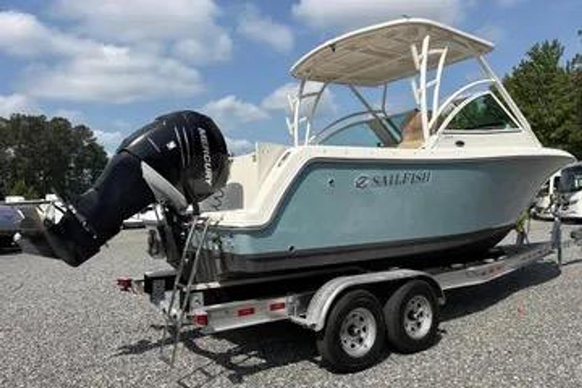 Used 2017 Sailfish 245