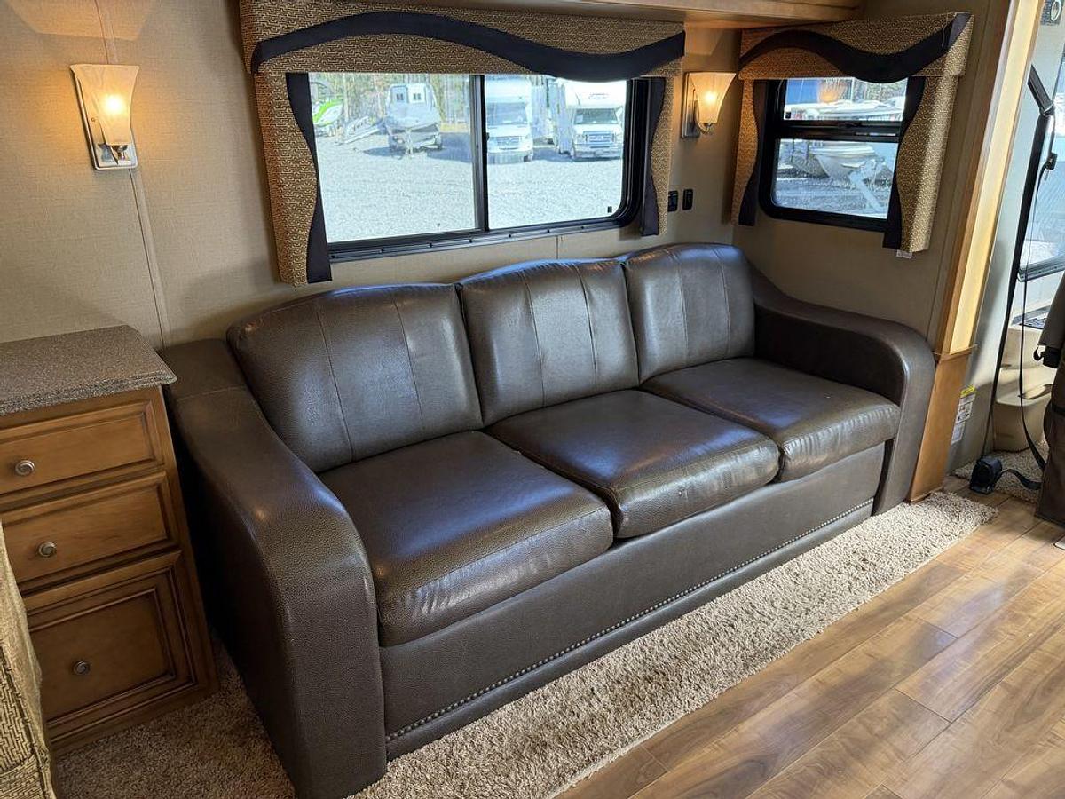 Used 2014 Newmar Canyon Star 3953