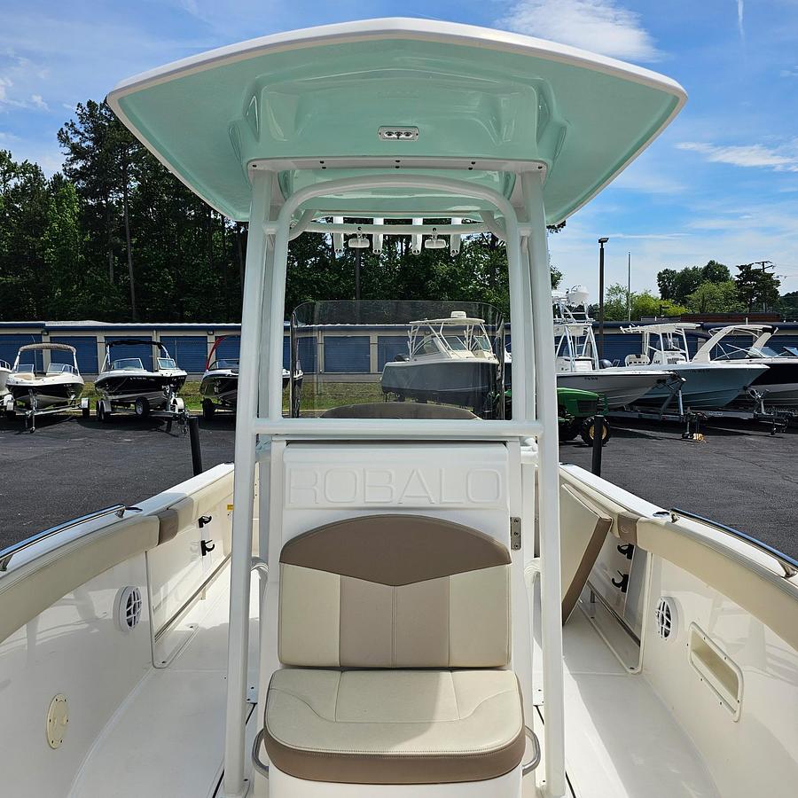 Used 2023 Robalo R222
