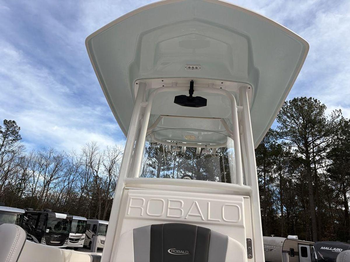 Used 2023 Robalo R230