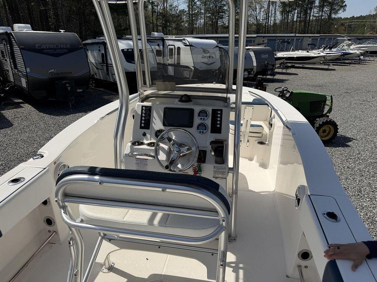 Used 2019 Robalo R200