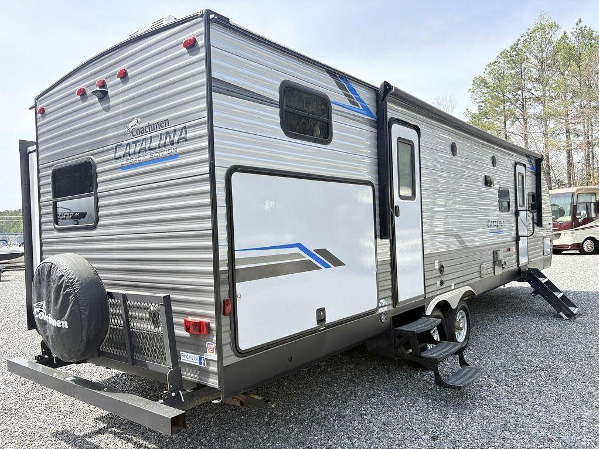 Used 2022 Coachmen Catalina Legacy Series M-323 BHDSCK