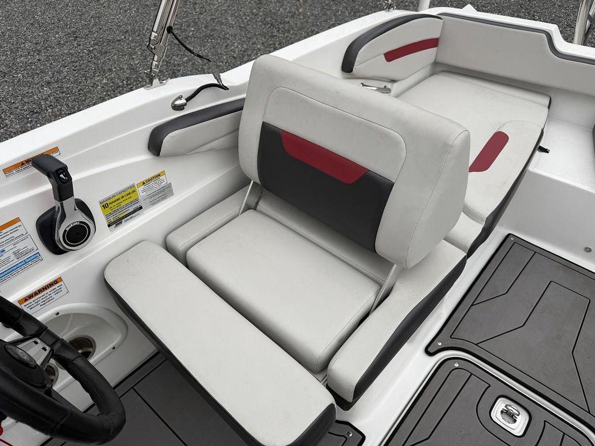 Used 2023 Hurricane SunDeck Sport 205 OB