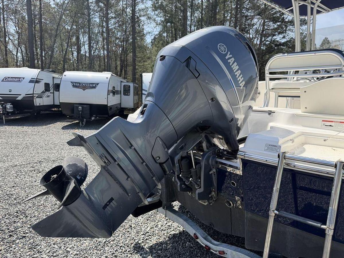 Used 2019 Robalo R200