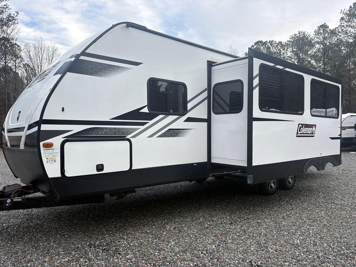 Used 2022 Dutchmen Coleman Light 2835BH