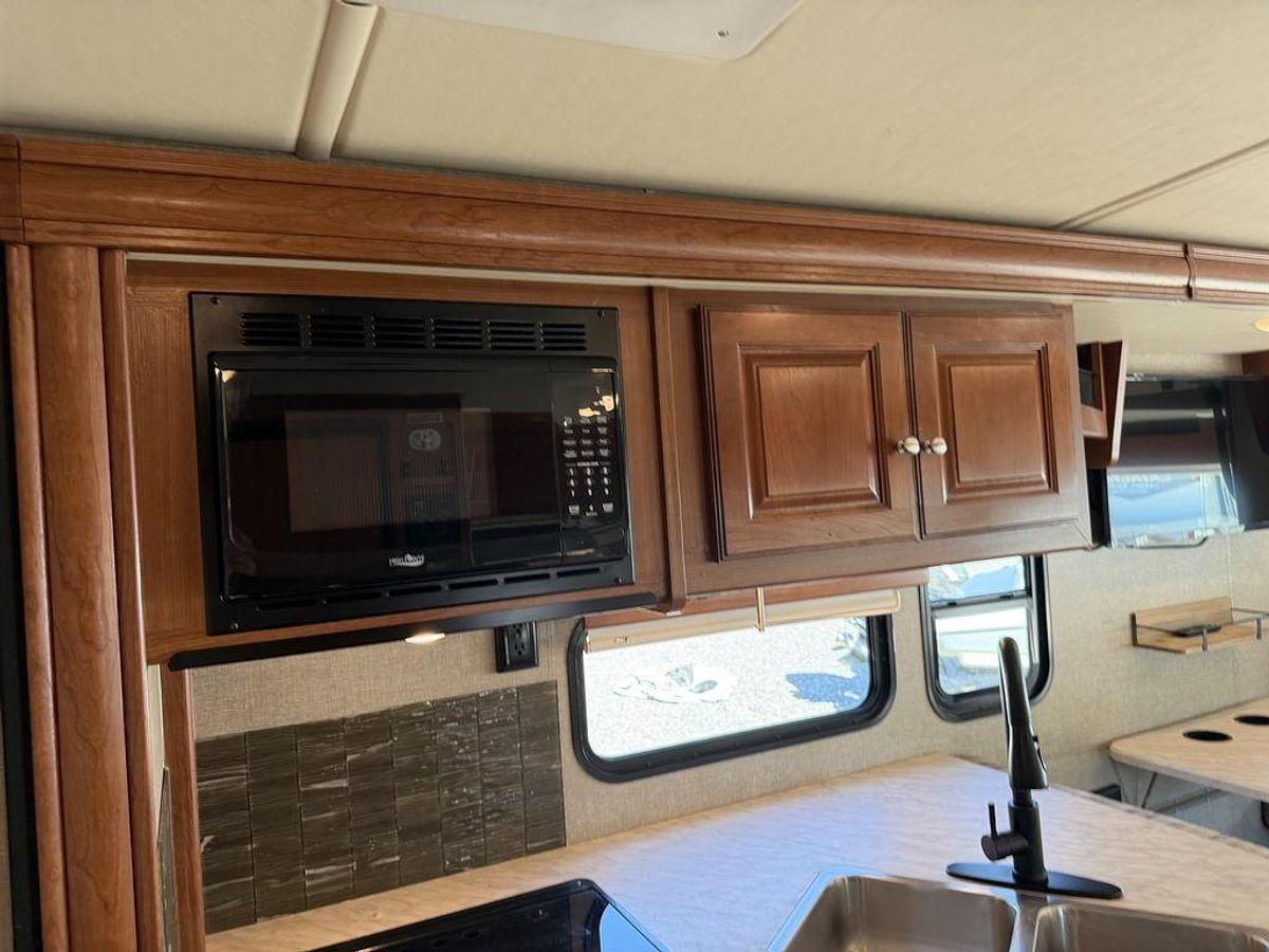 Used 2018 Winnebago Vista 27PE